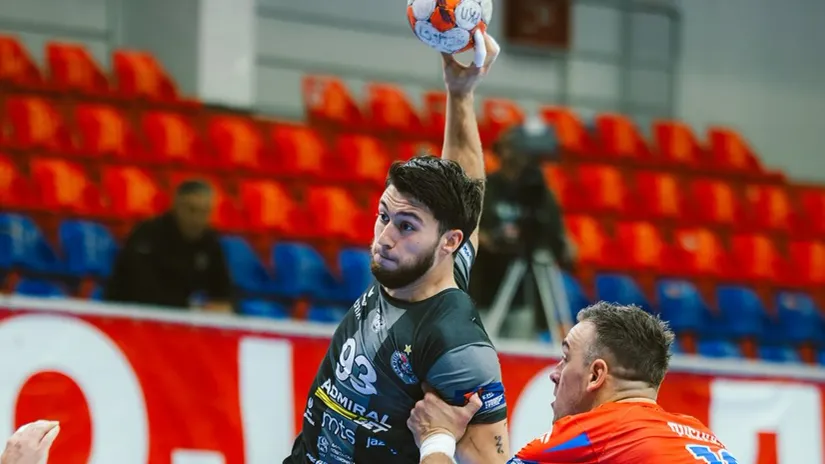 Aljoša Damjanović u duelu sa Miljanom Pušicom (©RK Partizan/Maja Nastić)