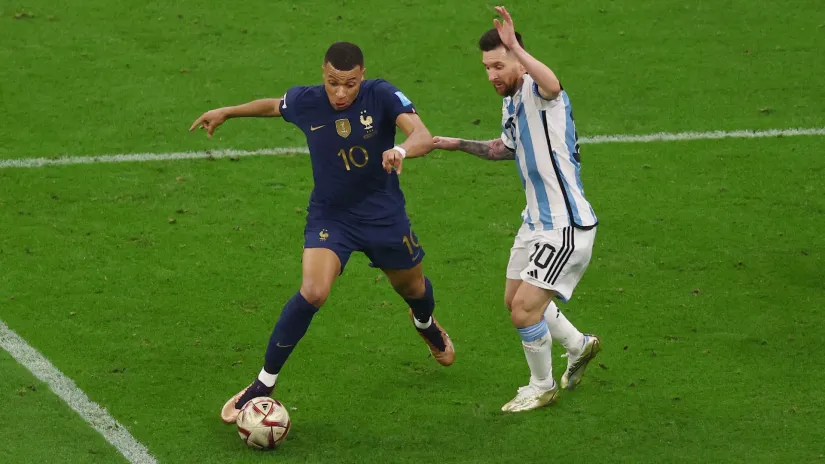 Kilijan Embape (Francuska) i Lionel Mesi (Argentina) tokom finala SP u Kataru