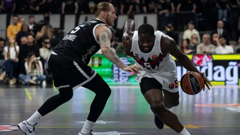 Omoruju u duelu sa Dilanom Osetkovskim (© Starsport)