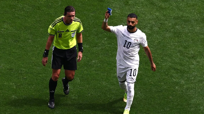 Trenutak kada je Mohamed Salah krenuo da izlazi iz igre (©Reuters)