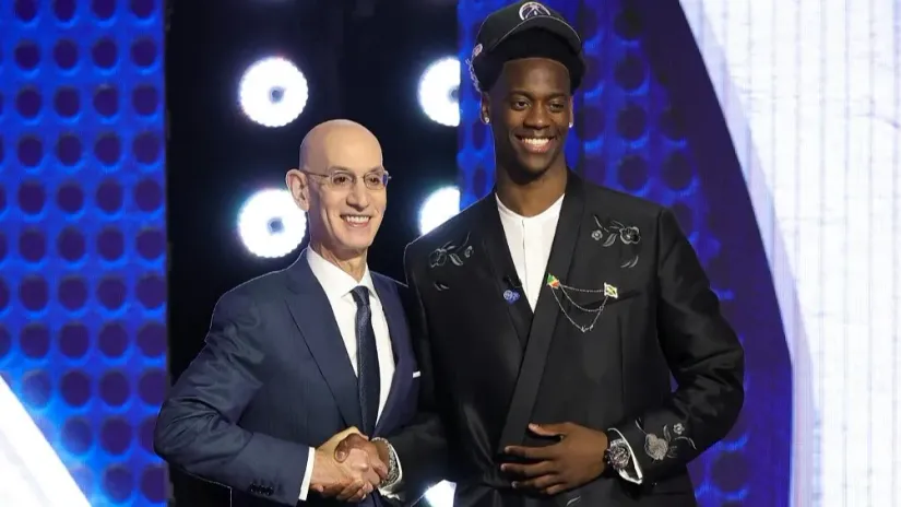 Ej Džej Dibantsa i Adam Silver (©AFP)