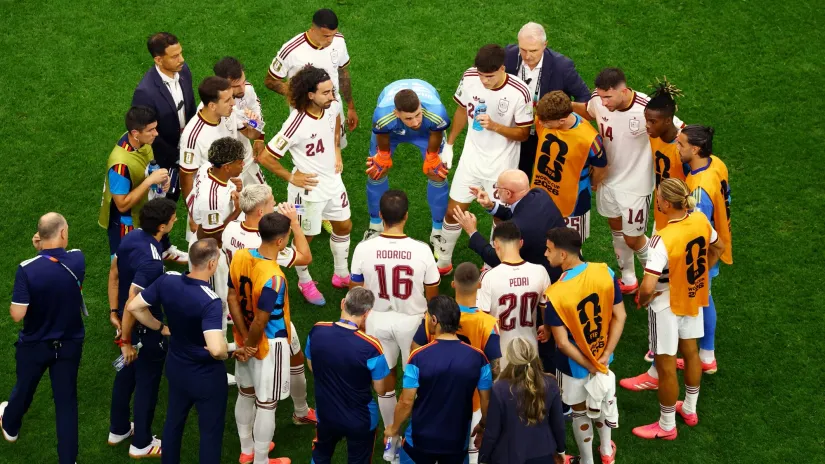 De la Fuente daje instukcije fudbalerima Španije (©Reuters)