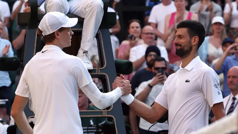 Janik Siner i Novak Đoković (Reuters)