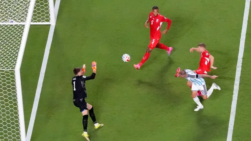 Trenutak kada je Aleksis Makalister dao gol (©Reuters)