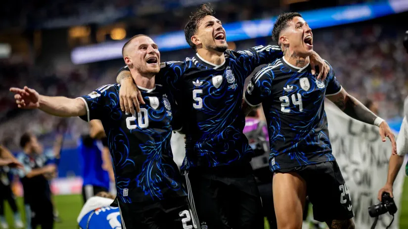 Aleksis Makalister, Leandro Paredes i Enco Fernandez (©Guliver)