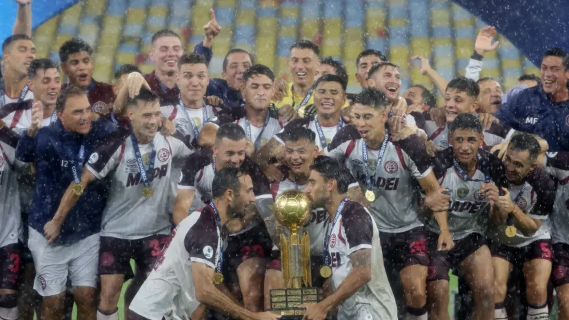 Fudbaleri Lanusa s trofejem Rekopa Sudamerikane (©Reuters)