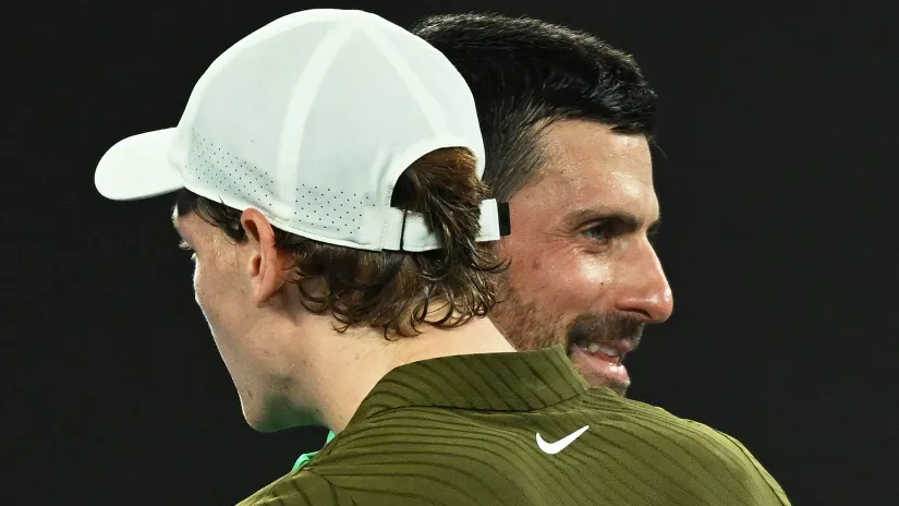 Janik Siner i Novak Đoković (©Reuters)