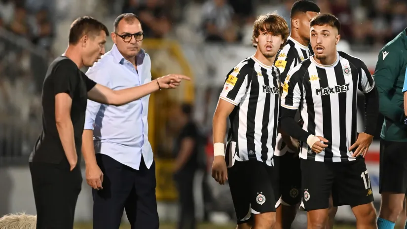 Saša Ilić i igrači Partizana (©MN Press)