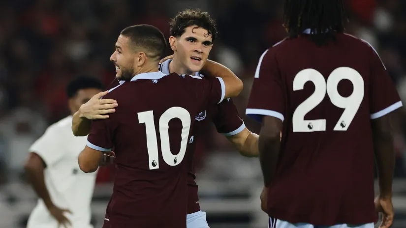 Emilijano Buendija i Kosta Nedeljković proslavljaju gol na prijateljskoj utakmici (©Reuters)