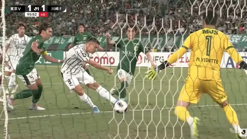 Lazar Romanić postiže gol (©YouTube)