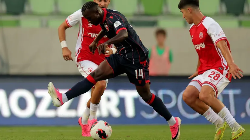 Osman Bukari (Crvena zvezda) i Niv Jehošua (Hapoel Ber Ševa)