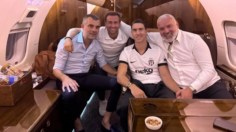 Nikola Damjanac, savetnik porodice Vlahović, sportski direktor Bešiktaša Eduard Graf i Dušan sa ocem Milošem (FOTO: Mozzart Sport)