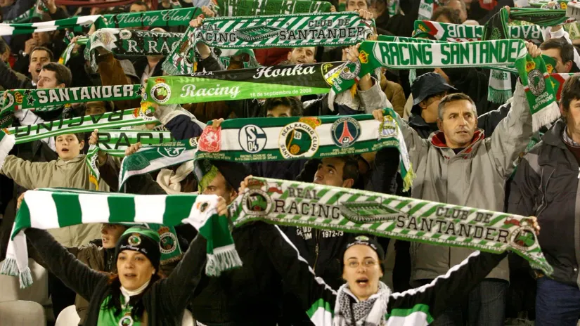 Navijači Rasinga su se uželeli elitnog fudbala (©Reuters)