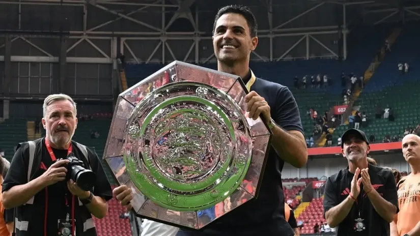 Mikel Arteta sa trofejem Komjuniti šilda (©AFP)