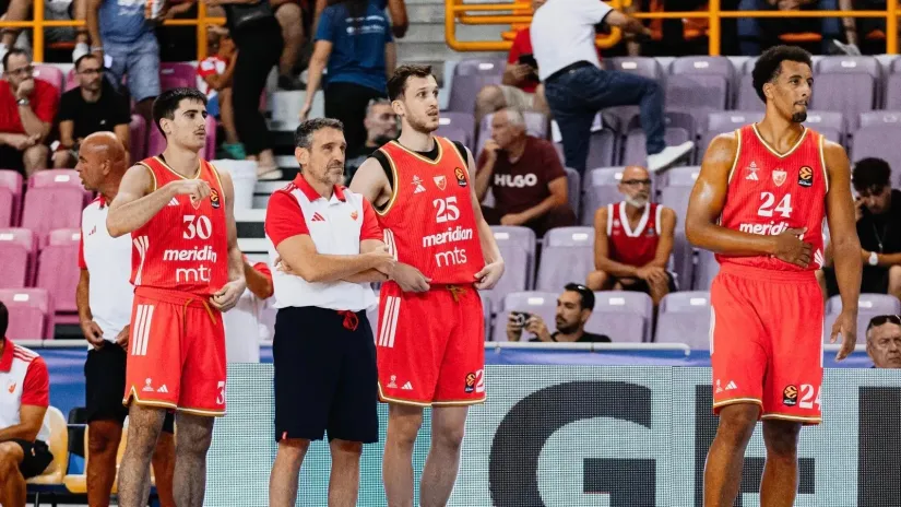 Ibon Navaro i igrači Zvezde (©KK Crvena zvezda)
