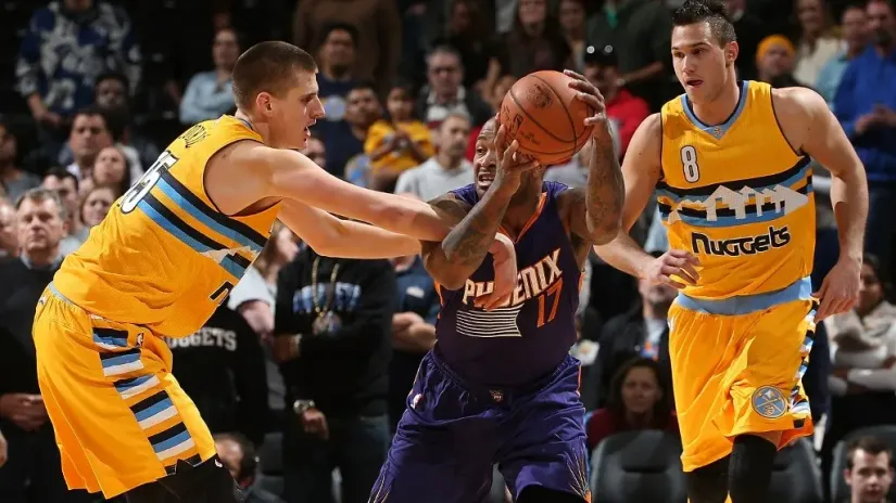Nikola Jokić i Danilo Galinari (© AFP)