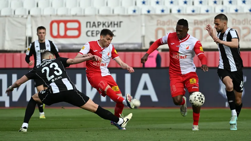 Lazar Ranđelović šutira na gol Partizana (MN Press)