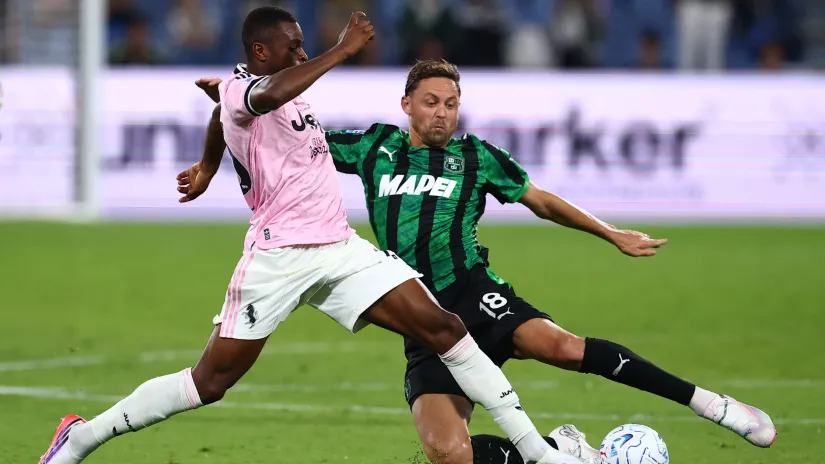 Nemanja Matić i Pjer Kalulu (©Reuters)