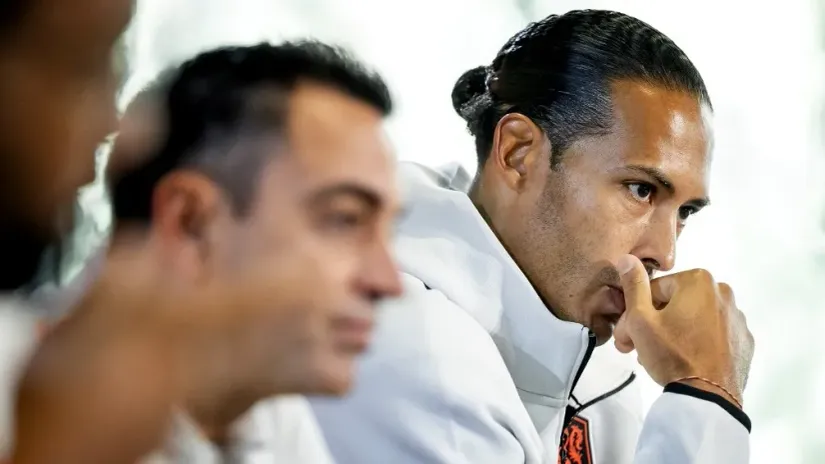 Virdžil van Dajk i Ćavi (©AFP)