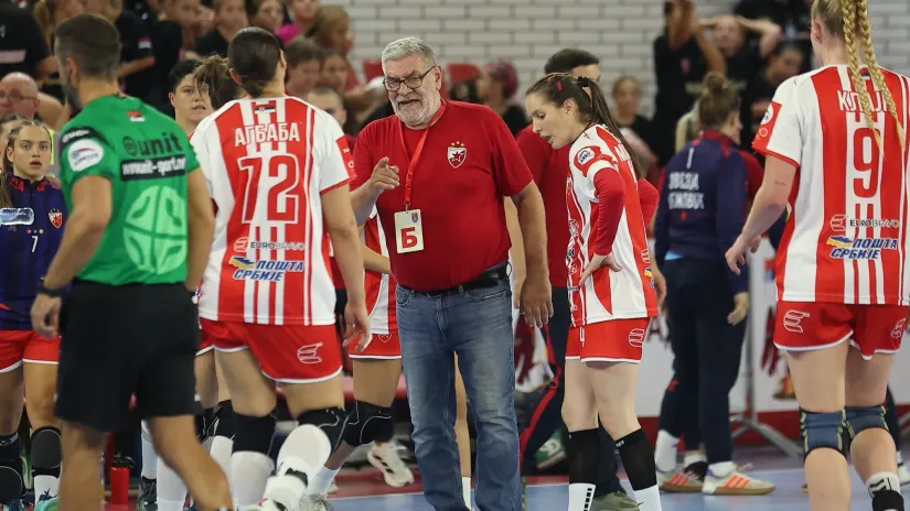 Šandor Rac i rukometašice Zvezde (©MN Press)