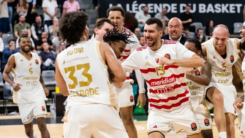 Kris Džons u zagrljaju saigrača (FOTO: KK Crvena zvezda)