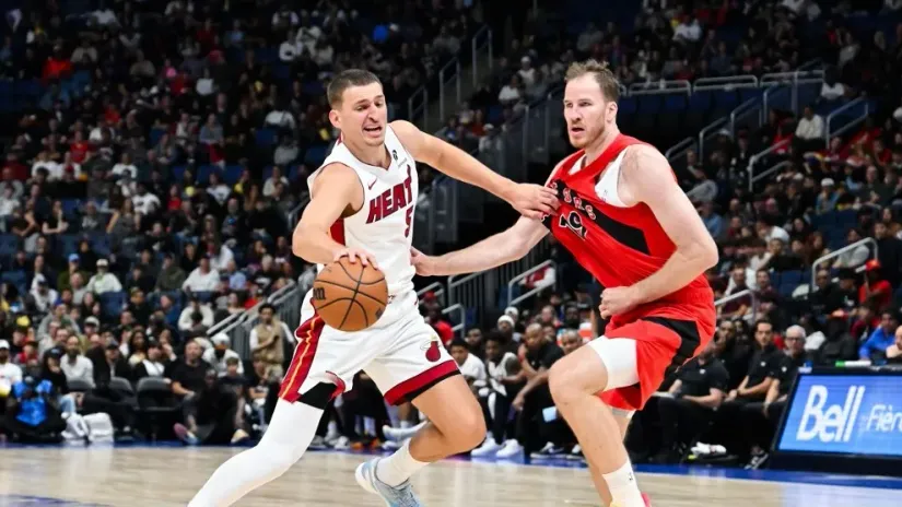 Nikola Jović i Jakob Peltl (AFP)