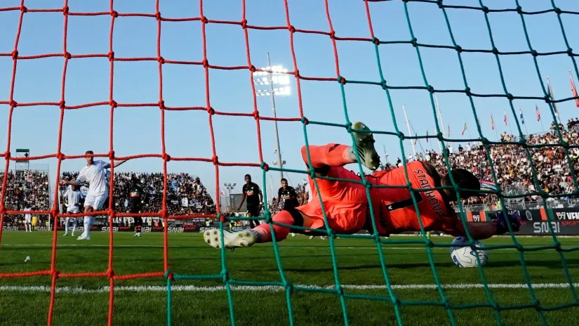 Trenutak kada je Filip Stanković odbranio penal (©Reuters)