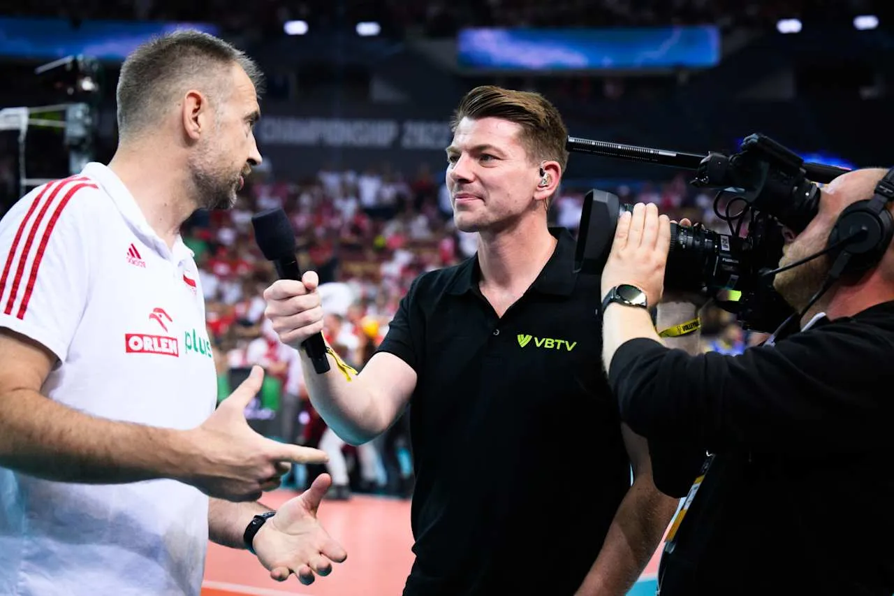 Nikola je uvek u fokusu medija (© FIVB)