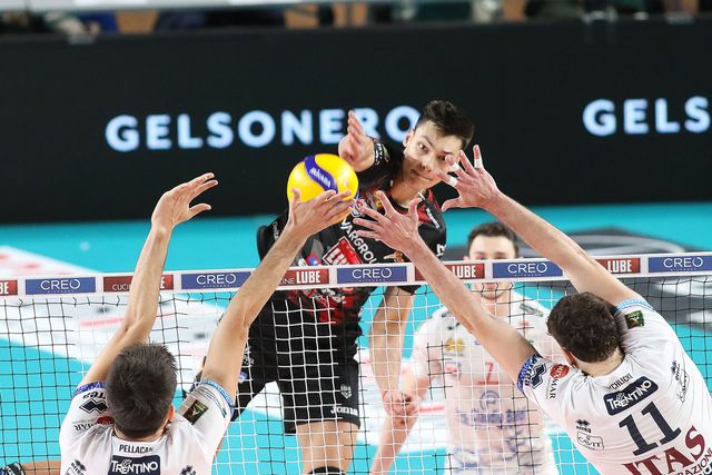 Slavljenik Aleksandar Nikolov (© Lega volley)