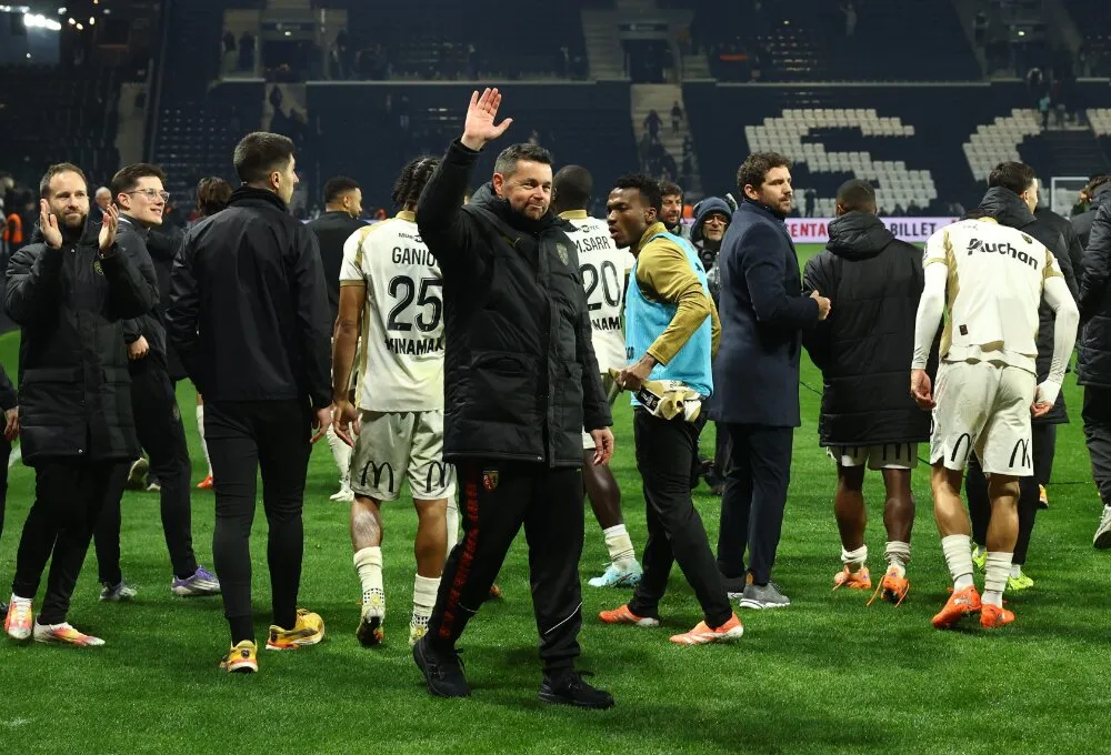 Pjer Saž pozdravlja navijače Lansa posle pobede nad Anžeom (©Reuters)