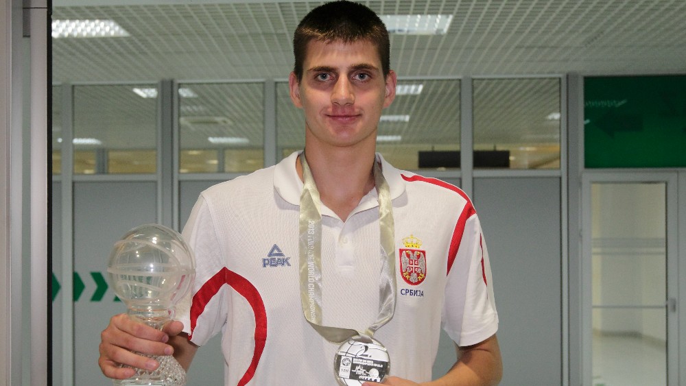 Nikola Jokić na aerodromu, po povratku iz Praga (©MN Press)
