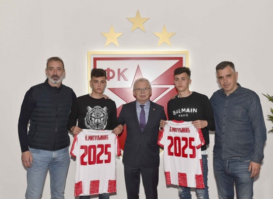 Mladenović, Mijailović i Jelić prilikom potpisa ugovora sa braćom Mituljikić ©FK Crvena zvezda