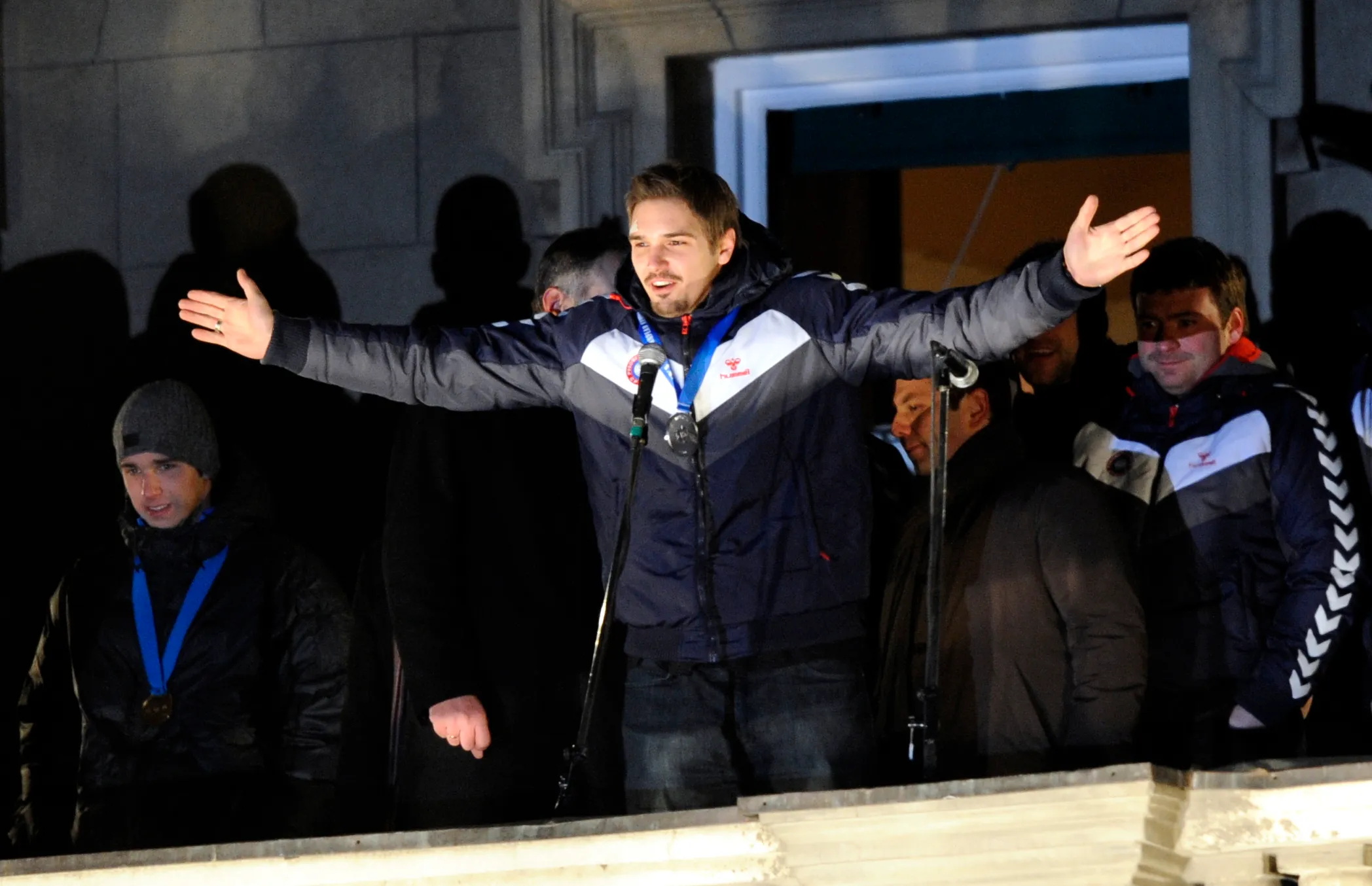 Manojlović na balkonu u Skupštini grada Beograda (©MN Press)