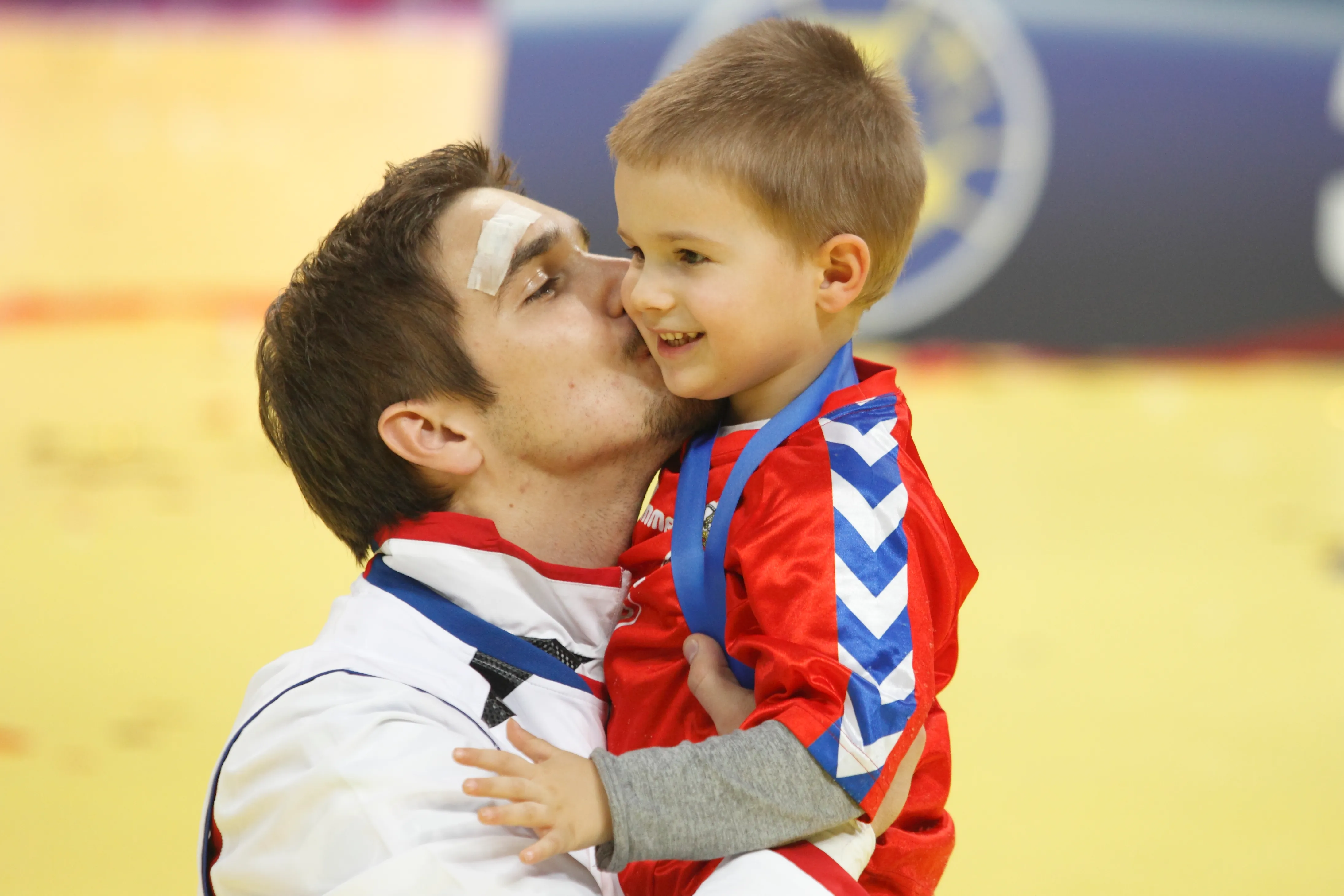 Nikola sa sinom Matejom u Beogradu 2012. (©MN Press)