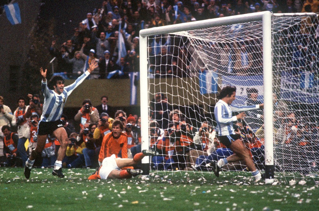 Mario Kempes proslavlja svoj drugi gol u finalu (AFP)