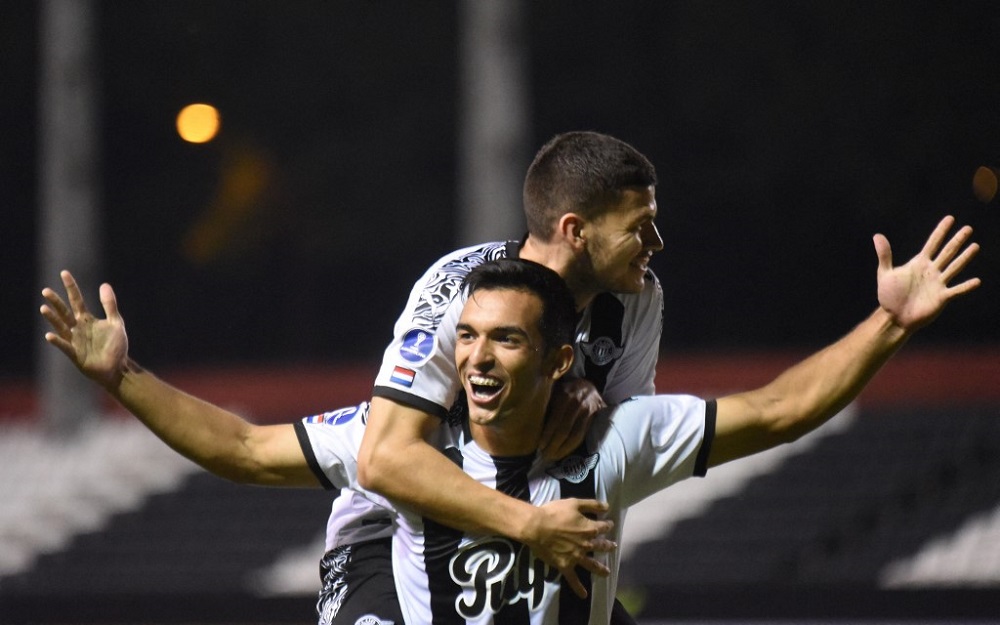 Alfio Ovijedo (dole) (Foto: AFP)