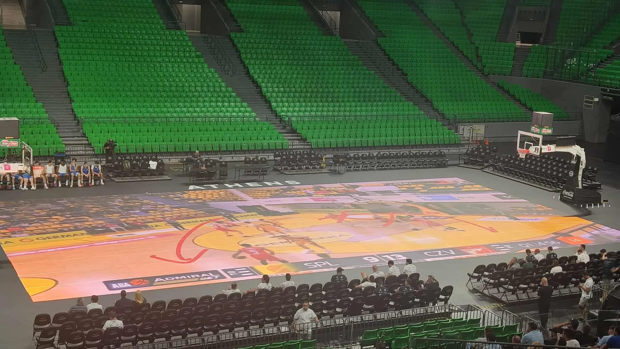 Detalj sa LED terena OAKA Arene tokom predavanja Janisa Sferopulosa (©Mozzart Sport)