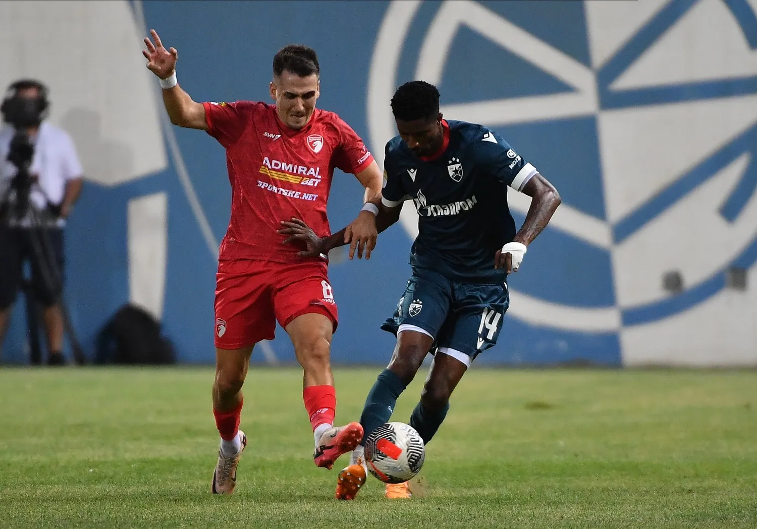 Mehmed Ćosić u duelu sa Piterom Olajinkom (©MN Press)