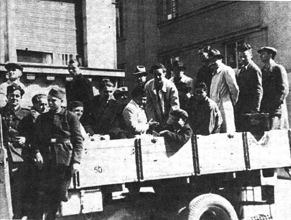 Ispred kuće i Kraljevića Tomislava (©LIČNA ARHIVA BRANISLAVA R. JOCIĆA)