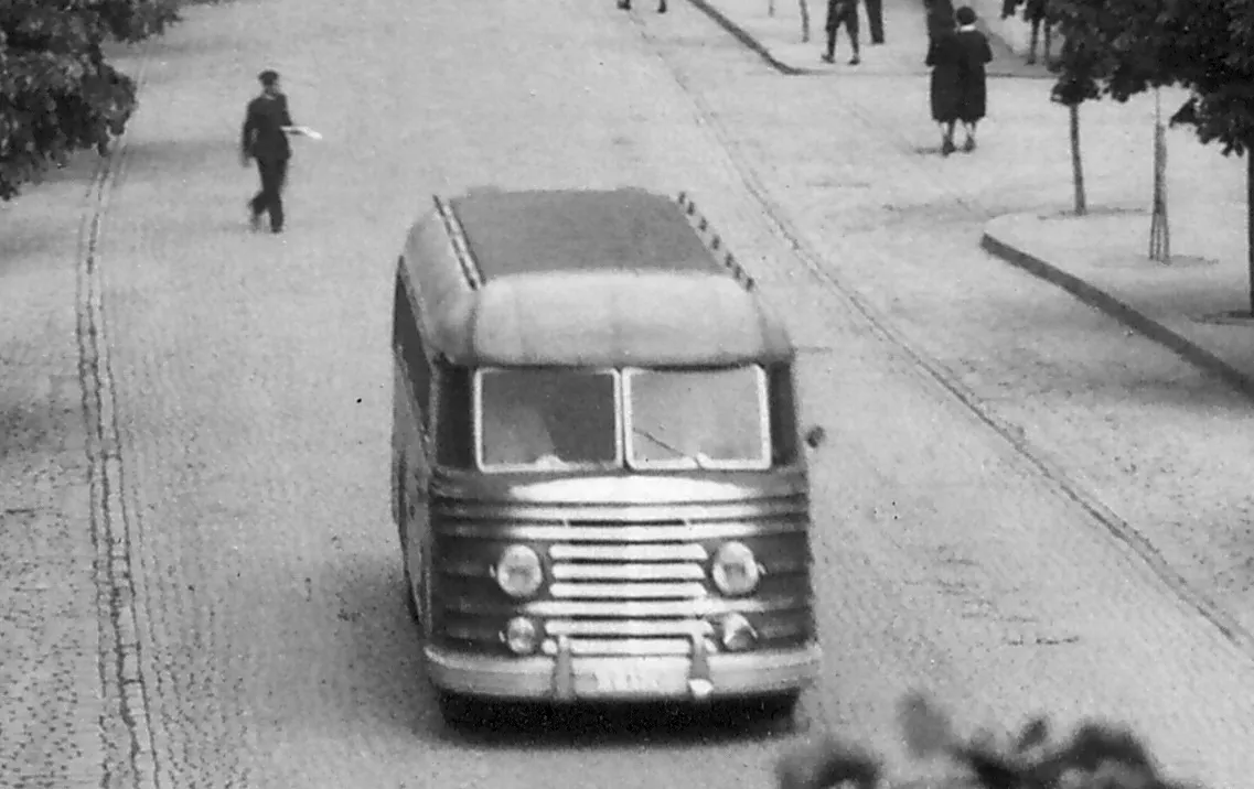 Zvezdin autobus ispred Starog dvora (©LIČNA ARHIVA BRANISLAVA R. JOCIĆA)