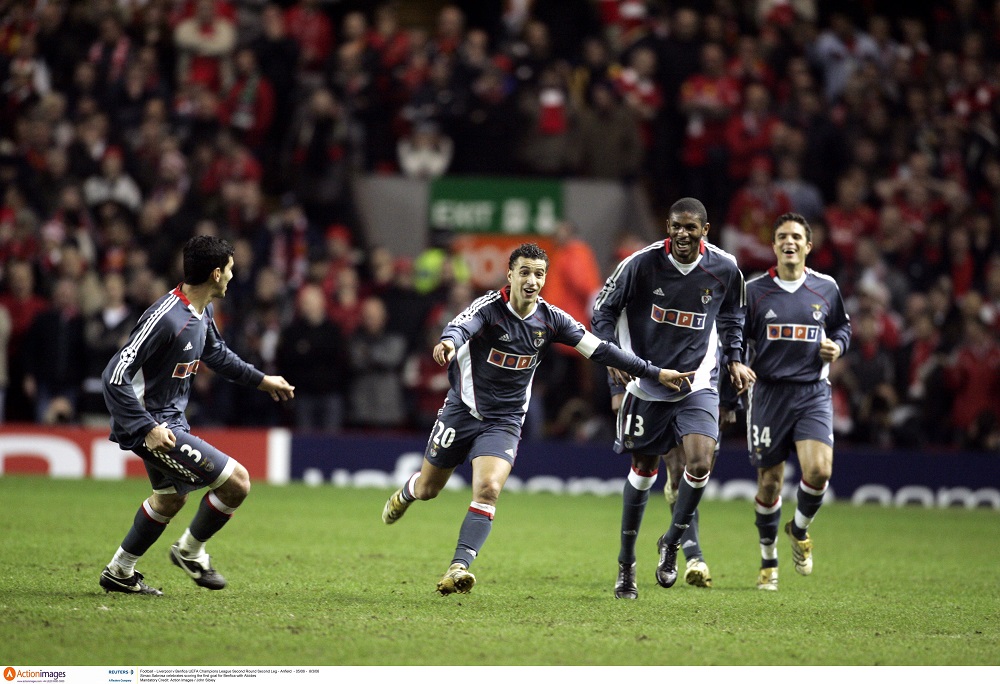 Simao Sabrosa proslavlja gol protiv Liverpula na Enfildu 2006. (©Reuters)