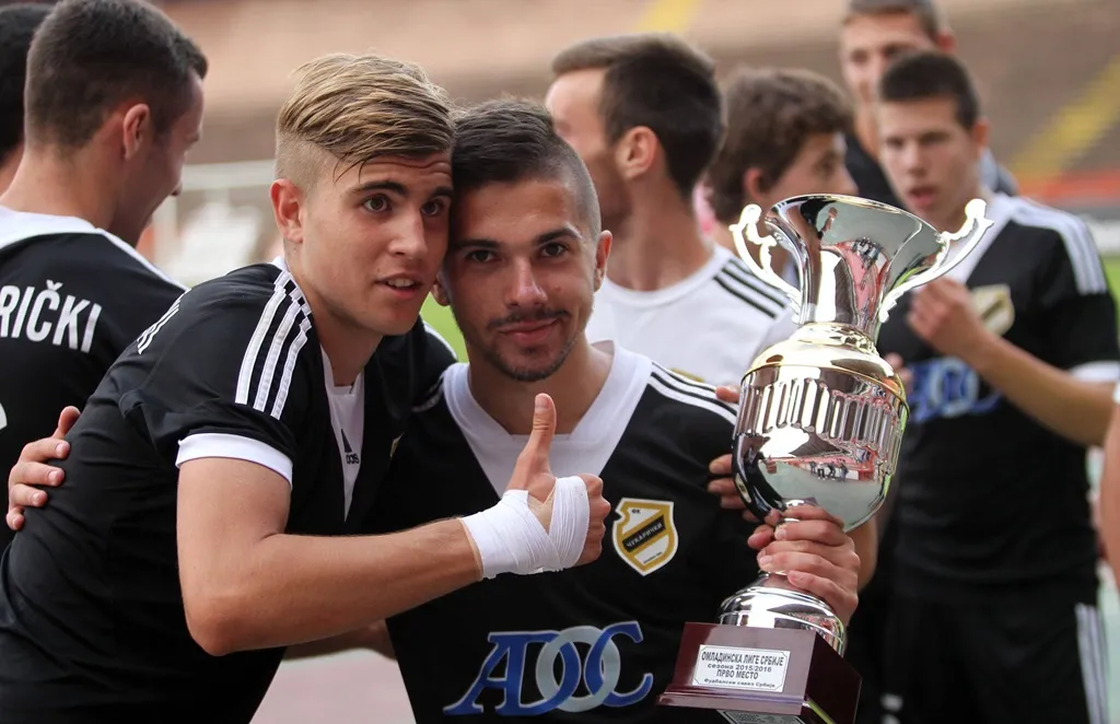 Sa Nemanjom Milojevićem tokom slavlja U19 šampionse titule (©Guliver)