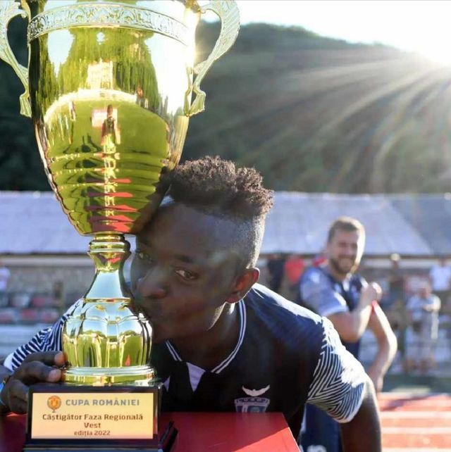 Aziz Ndžoja Ndžifakue sa trofejem regionalnog kupa (©Instagram)
