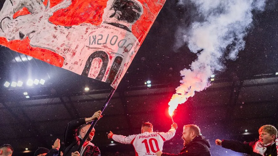 ©Guliver Image (Lukas Podolski pali baklju pred navijačima Gornjika)