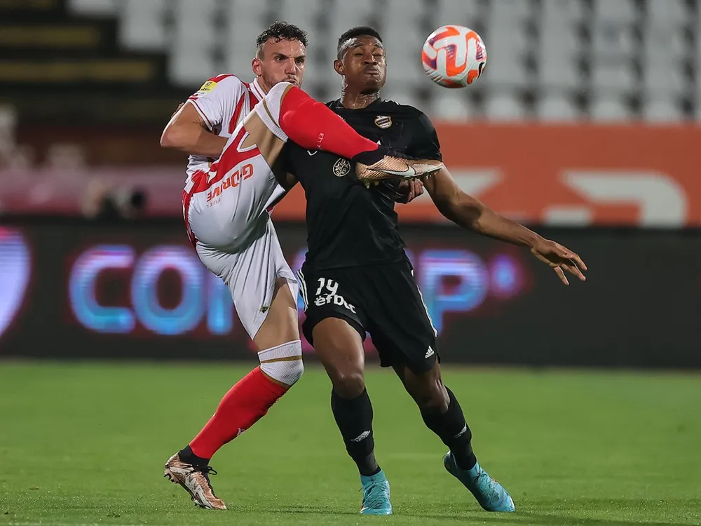 Mohamed Badamosi u duelu sa Strahinjom Erakovićem (©Starsport)