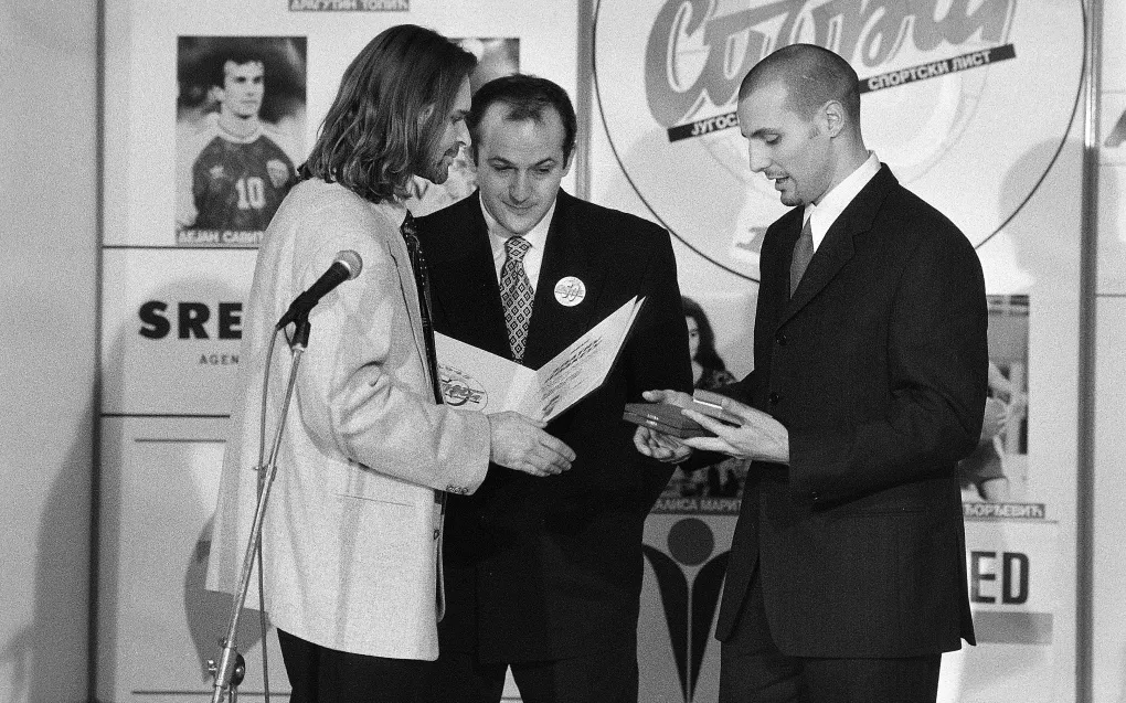 Jovan Jovanović predaje Aleksandru Đorđeviću nagradu za jugoslovenskog sportistu godine 1995. godine 