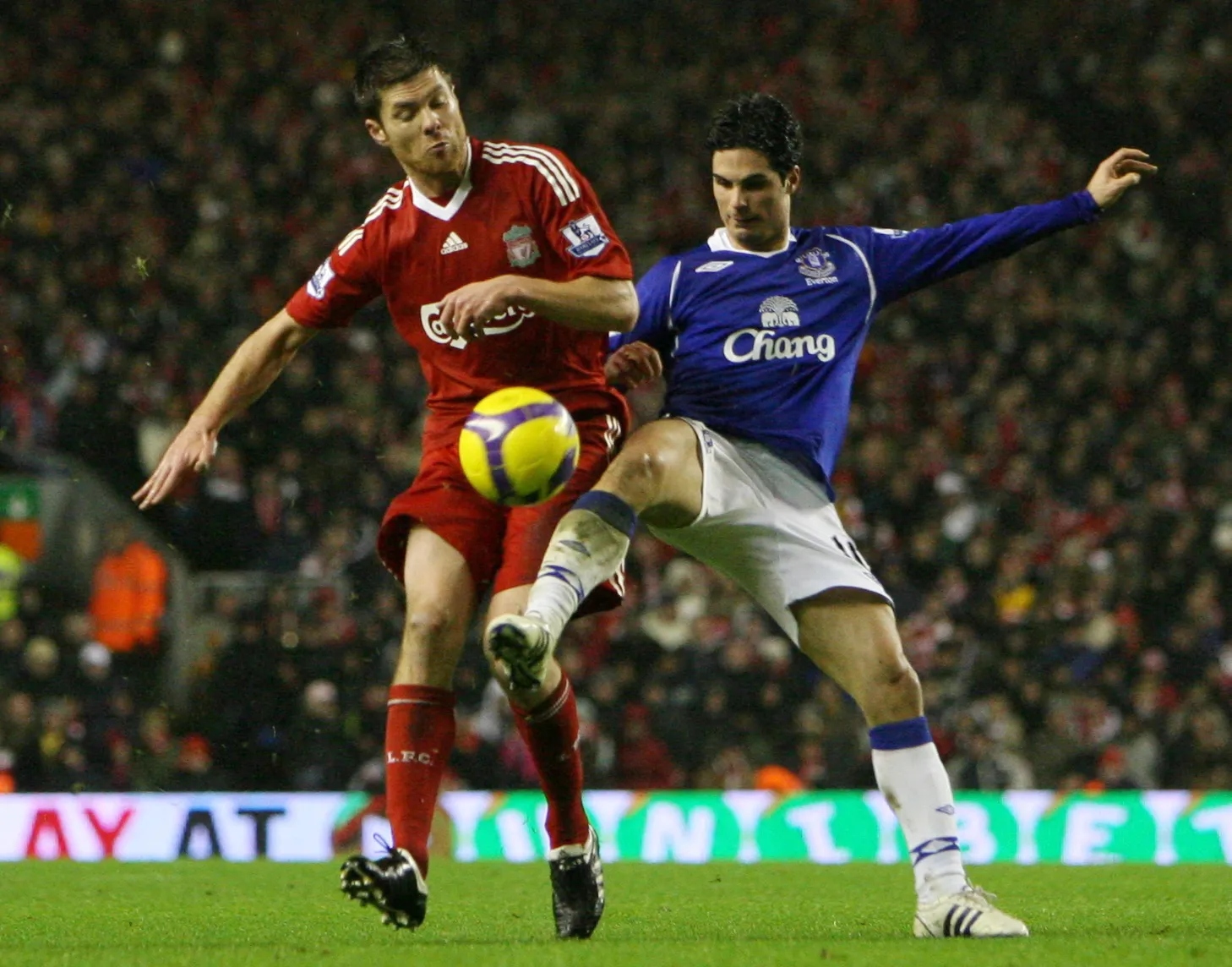 Ćabi Alonso i Mikel Arteta u Mersisajd derbiju (©Reuters)