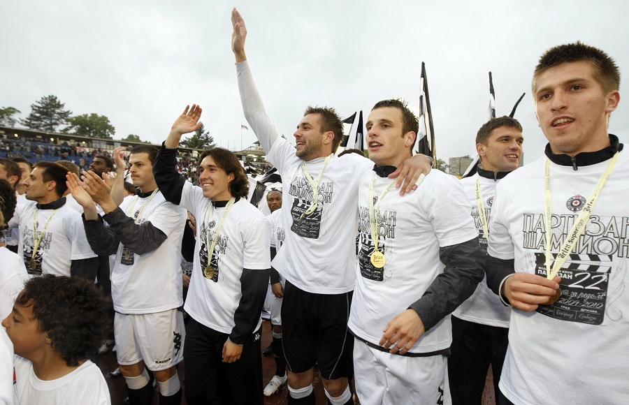 Marko Jovanović, Vojislav Stanković, sa ostatkom Partizanovog tima slave titilu 2010. (© MN Press)