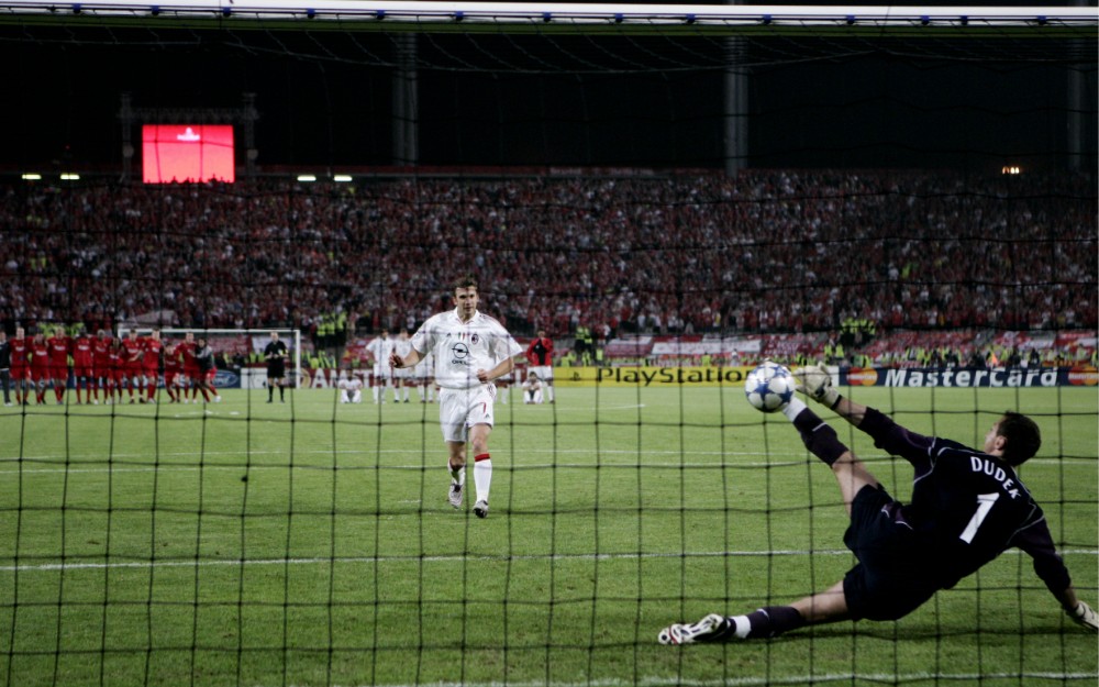 Jirži Dudek brani penal Andreju Ševčenku u Istanbulu (©Reuters)