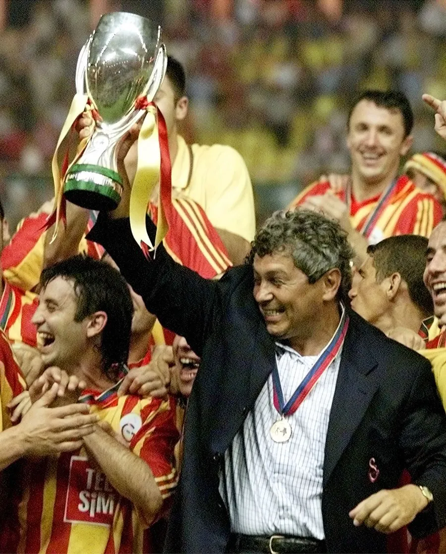 ©Reuters (Mirčea sa peharom Superkupa Evrope nakon utakmice Galatasaraj - Real 2000. godine)